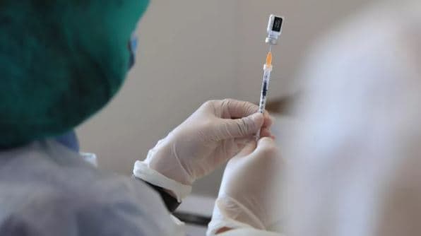 Austri, mjeku vaksinon 59 persona ndaj COVID-19 me të njëjtën shiringë