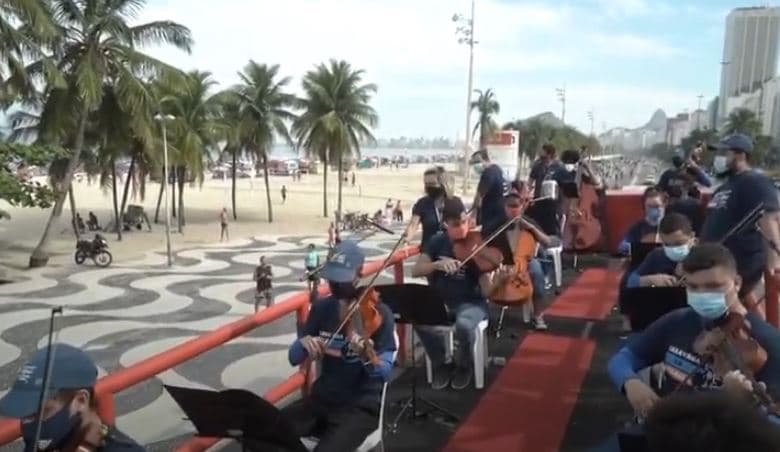 "Ta çojmë muzikën atje ku janë njerëzit", orkestra mobile ia mësyn Rios (VIDEO)