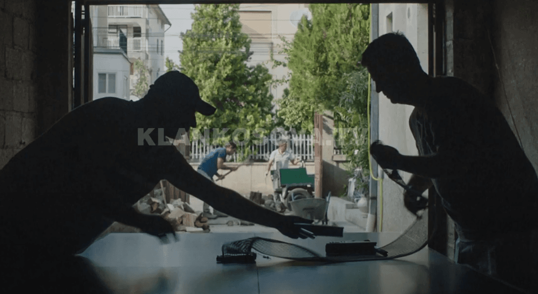 “Pa vend” në Kanë, regjisori kosovar Karahada flet rreth historisë së dokumentarit (VIDEO)