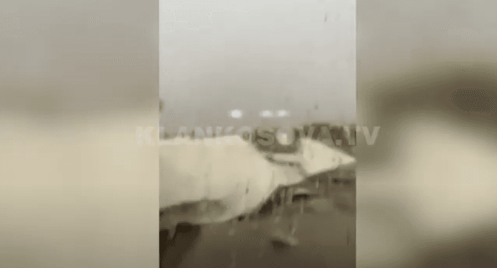 Shiu e erërat rrëzojnë pullazin e një objekti në Lipjan (VIDEO)