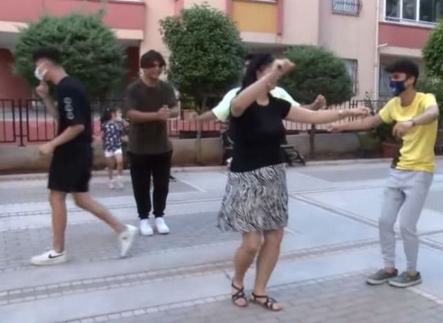 Turqi: 42 vjeçarja e feston me tupana ndarjen nga burri (VIDEO)