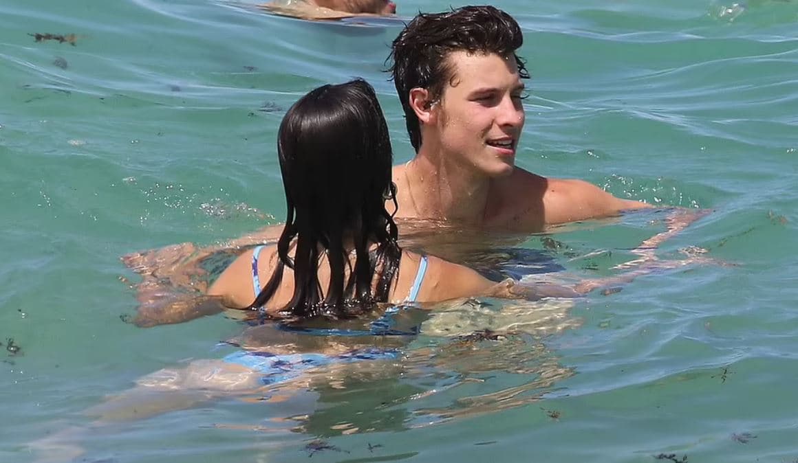 Camila Cabello dhe Shawn Mendes shfaqen të dashuruar teksa bëjnë plazh në Florida