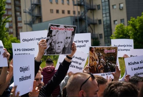 Studentët kërkojnë që kisha në kampusin e UP të shndërrohet në muze: Aty të pasqyrohet gjenocidi serb