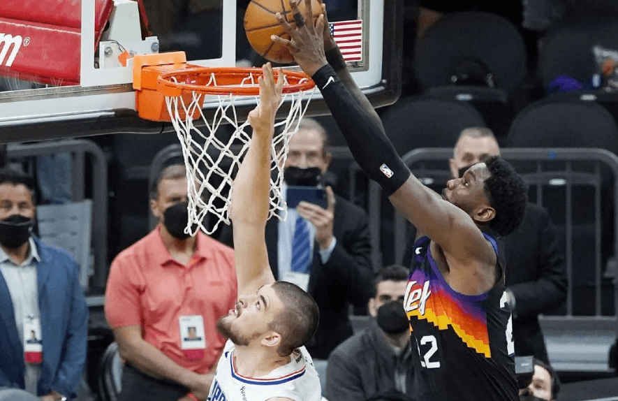 Suns fiton ndeshjen e dytë ndaj Clippers me koshin “vrastar” alley oop të Deandre Ayton