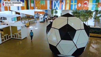 A keni parë ndonjë herë top më të madh futbolli? (VIDEO)
