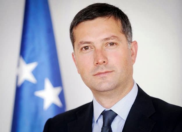 Qeveria proteston kundër vetvetes