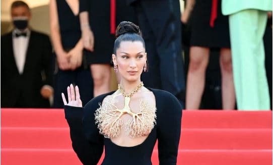 Shikoni Bella Hadid, shkëlqen me paraqitjen në Kanë (FOTO)