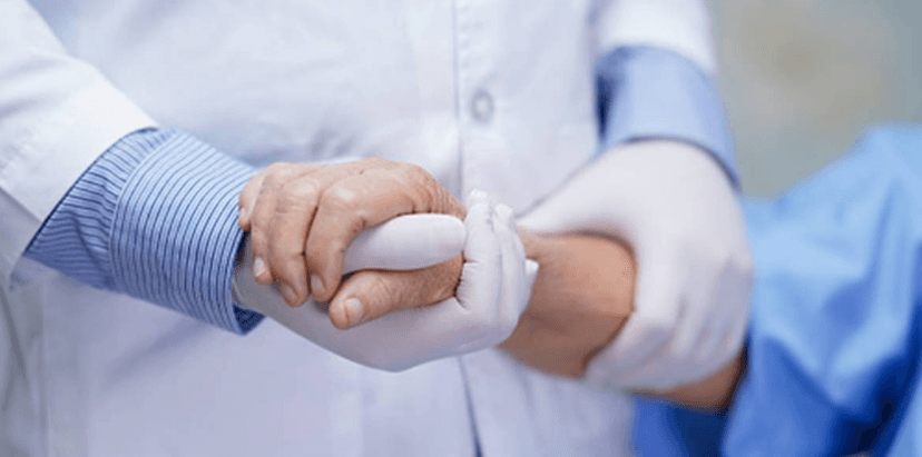 Pacientët me kancer duhet të vaksinohen kundër COVID-19, thonë mjekët
