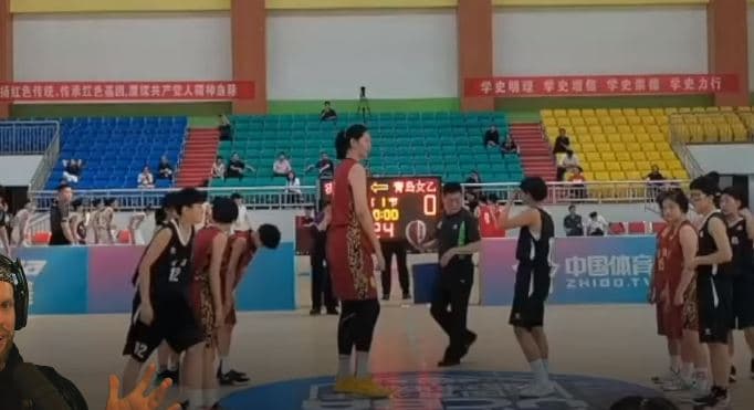Basketbollistja 14 vjeçare dy metra e 26 centimetra e gjatë kap vëmendjen e botës (VIDEO)