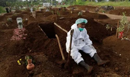 Spitalet e mbingarkuara, vullnetarët në Indonezi ndërtojnë arkivole për të vdekurit nga COVID-19
