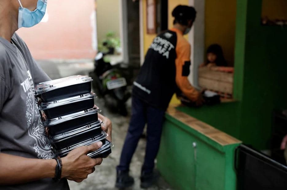 Kuzhina lëvizëse indoneziane shpërndan ushqim për pacientët e karantinuar nëpër shtëpi (VIDEO)