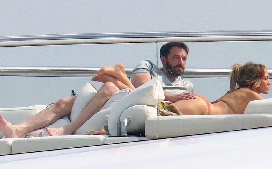 Ben Affleck fërkon pjesën e kofshës të J Lo-së ndërsa rikrijojnë skenën e videos së këngës  ‘Jenny from the Block’
