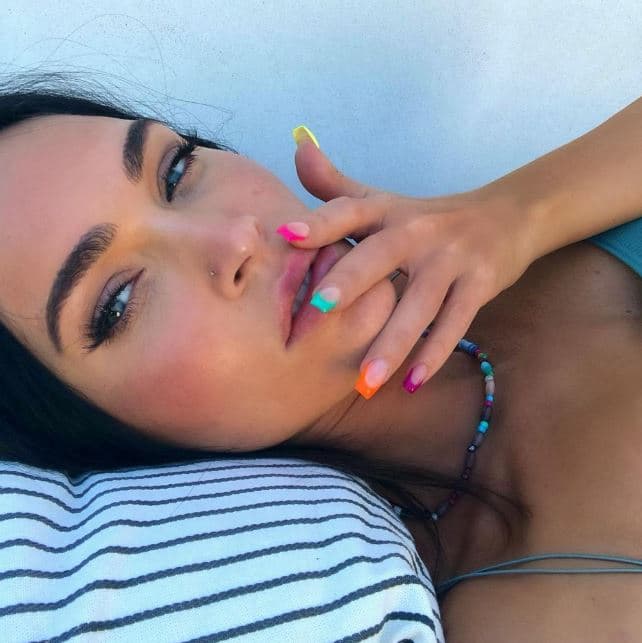 Megan Fox feston ‘’Paradën e Krenarisë’’, ekspozon thonjtë me ngjyrat e ylberit