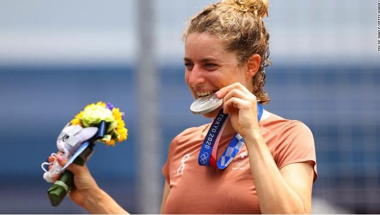 Pse olimpistët kafshojnë medaljet e tyre dhe çfarë bëjnë me to?