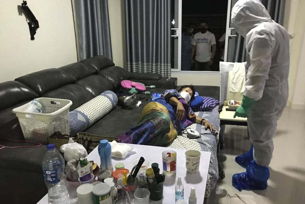 Vullnetarët në Tajlandë ndihmojnë pacientët e infektuar me COVID-19