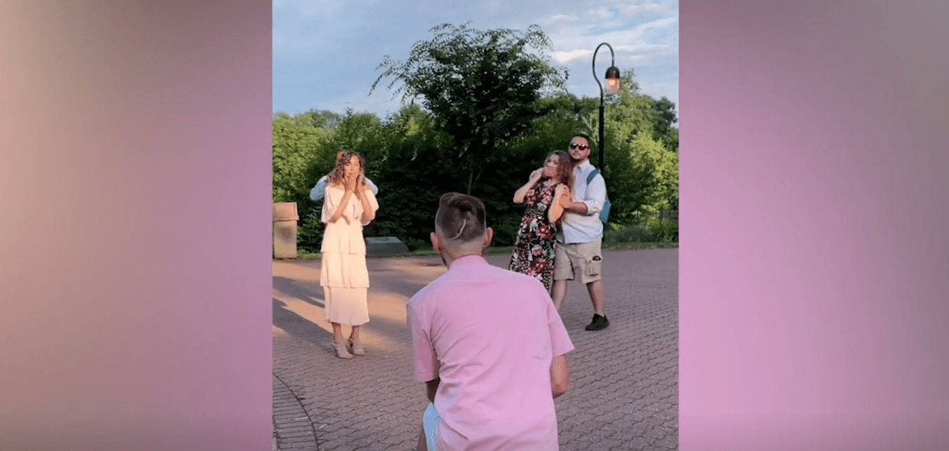 Momenti qesharak kur gruaja largohet nga 'skena' e propozimit të shoqes (VIDEO)