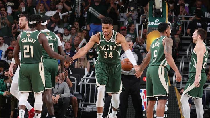 Ndeshje historike për Antetokounmpon, Bucks ngushtojnë rezultatin e serisë