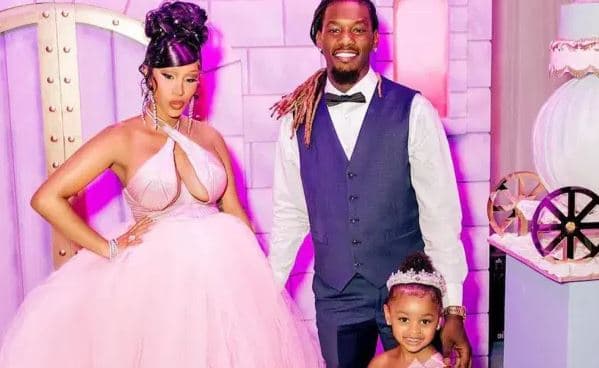 Cardi B kritikohet pasi i bleu vajzës së saj një qafore me vlerë 150,000 dollarë