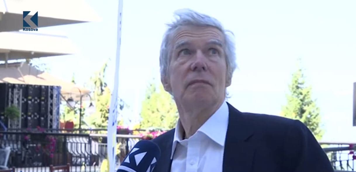 Cooper ndalet gjatë intervistës, helikopteri e pengon të flasë (VIDEO)