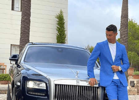 Cristiano Ronaldo pranë Rolls Royce, shkruan për 'Ditën e Vendimit' (FOTO)