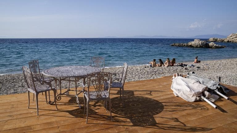 Pak turistë në rrugët e Greqisë
