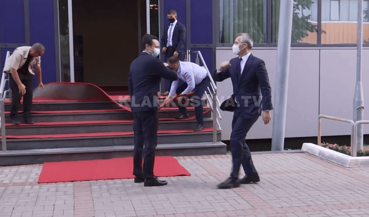 Era fërfëllon tepihët derisa Kurti pret Stoltenbergun në qeveri (VIDEO)