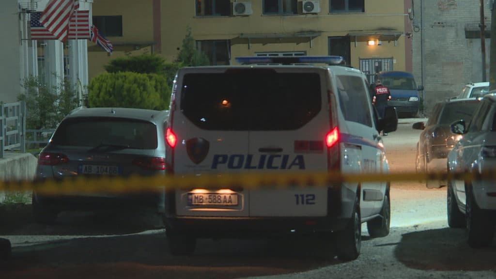 Rrahën me shkop fqinjin e moshuar 78-vjeçar, arrestohet nëna me të bijën në Durrës