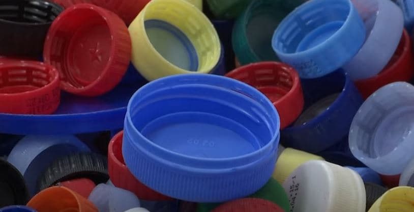 Gjeorgjiani prodhon kabllo të USB-së nga kapakët e shisheve plastike (VIDEO)
