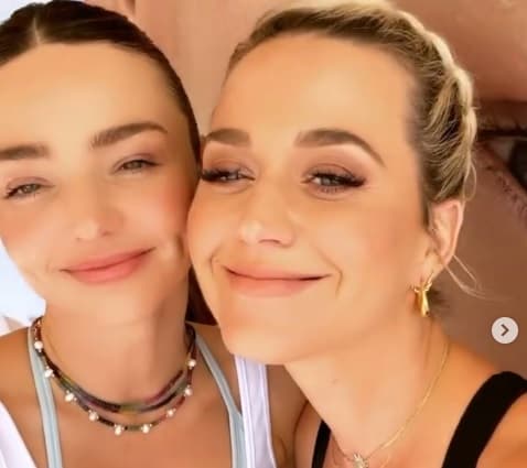 Orlando Bloom duhet të ndihet me fat, ish bashkëshortja dhe e dashura janë shoqe (VIDEO)