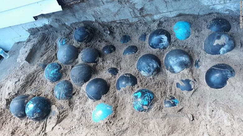 E pazakontë: Gjen 150 topa bowlingu derisa po renovonte shtëpinë