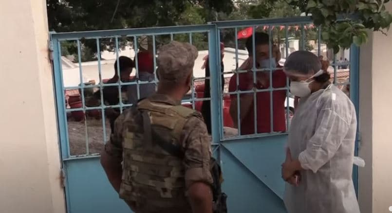 Tunizia me ushtri tenton të përshpejtojë vaksinimin (VIDEO)