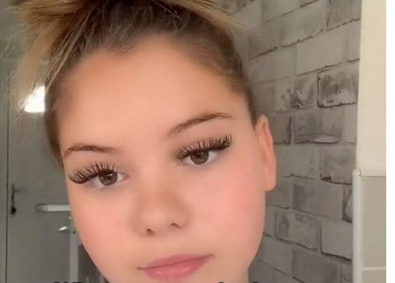 E lindi vajzën kur ishte 13 vjeç, njerëzit mendojnë se janë motra (FOTO)