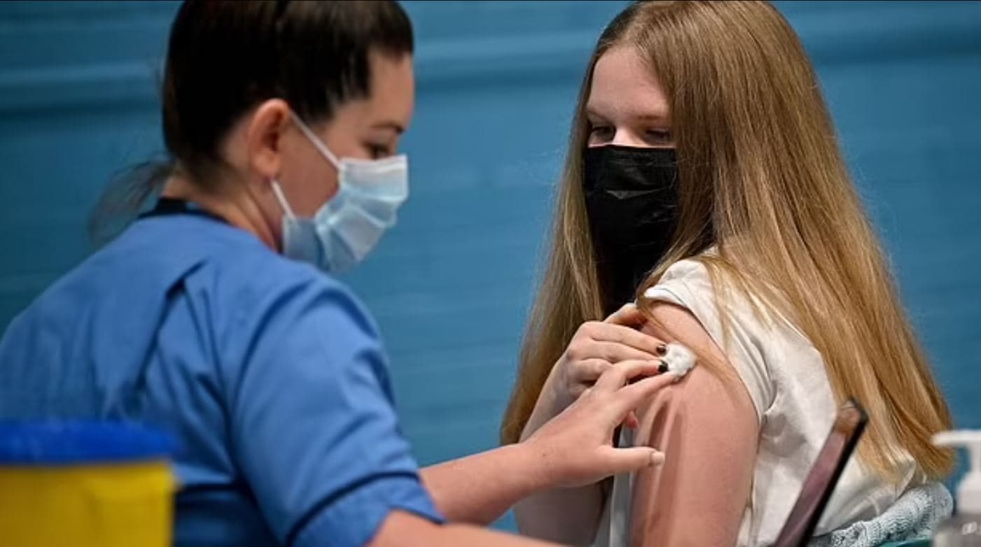 Vaksina anti-COVID e Modernës është po aq efektive tek adoleshentët sa te të rriturit