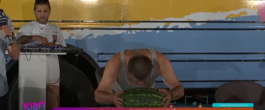 Qytetari nga Vitia e bën copë-copë shalqirin me kokë (VIDEO)