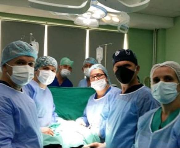 Mitrovicë: Kirurgët ia heqin 62 vjeçarit tumorin tetë kilogramë