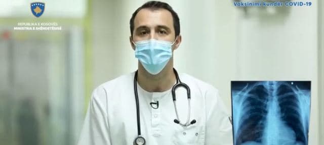 Ministria e Shëndetësisë tregon si duken mushkëritë e personave të vaksinuar dhe atyre të pavaksinuar (VIDEO)