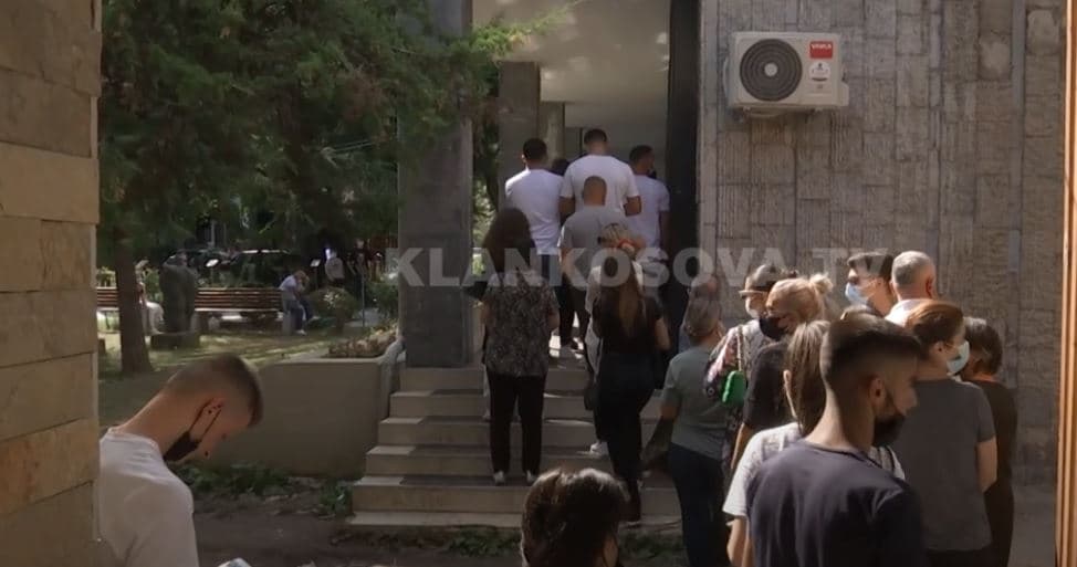 Rradhë të gjata për vaksinim në Pejë, rritet interesimi (VIDEO)