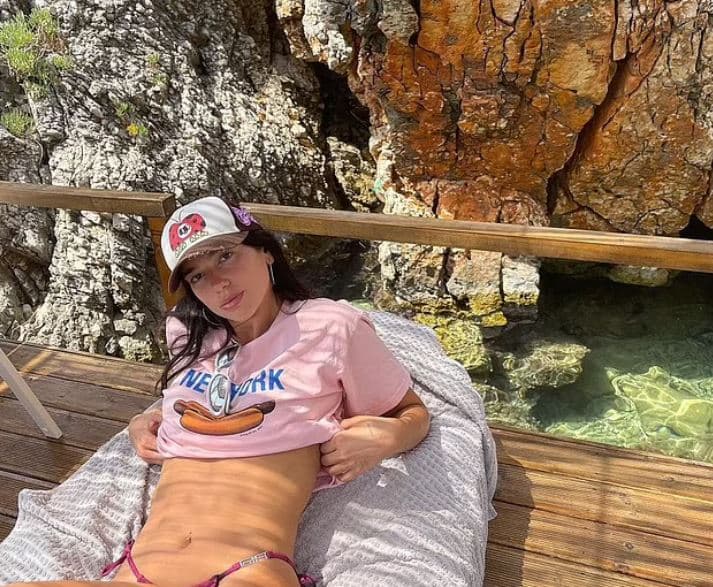 Dua Lipa shfaq barkun e sheshtë, derisa vazhdon pushimet në Shqipëri