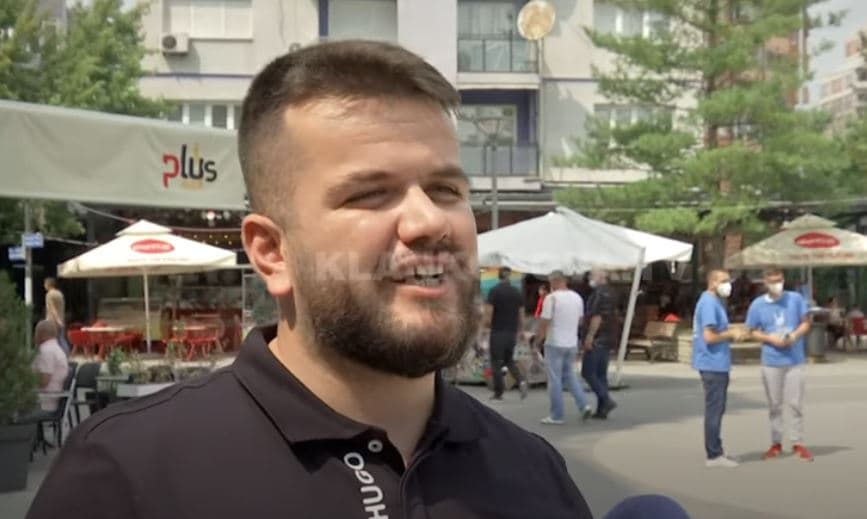 Jetimi i gëzon jetimët me çanta (VIDEO)
