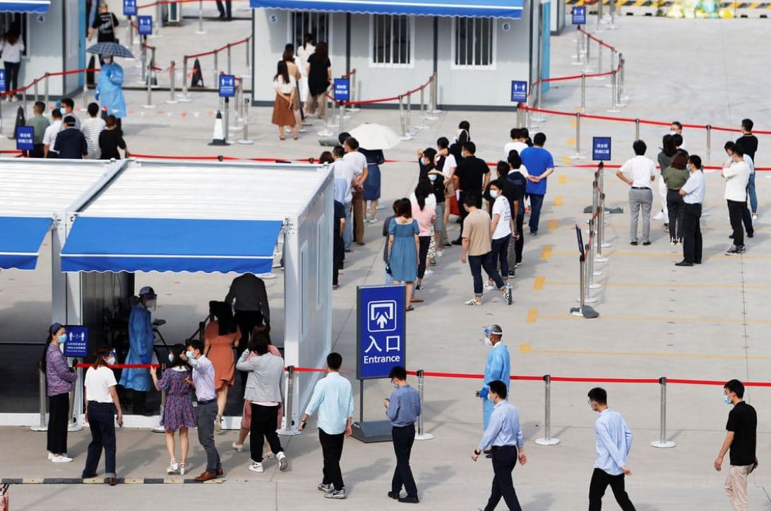 Kina vendos qindra persona në karantinë pas rasteve të COVID-19 në aeroport