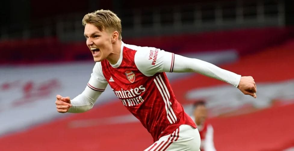 Arsenal tregon forcën ndaj Evertonit