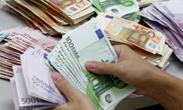 Greqi: Gruaja i kishte fshehur 13 mijë euro në oxhak, burri ua vë flakën (VIDEO)