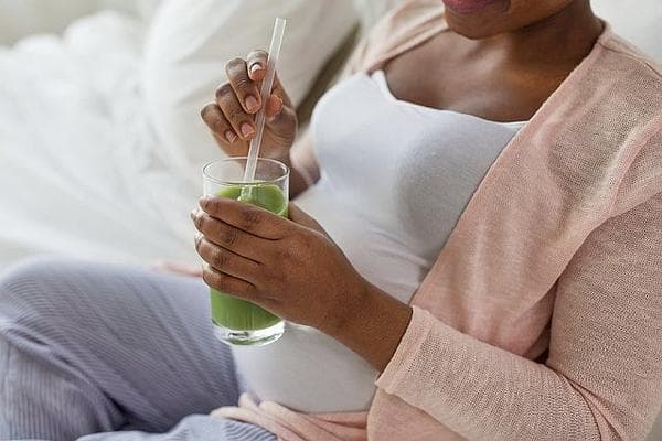 Tri arsye pse gratë duhet të konsumojnë smoothie gjatë shtatzënisë së tyre