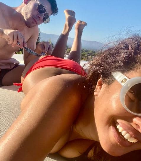 Të pasmet e Priyankas shërbehen për Nick (FOTO)