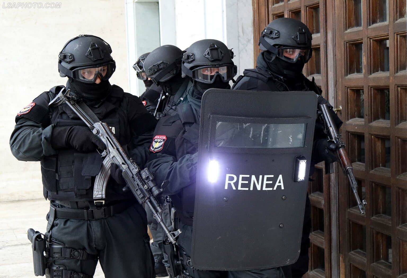 Shqipëri: Vritet ekonomisti i një firme, plagoset pronari – “Renea” rrethon vendin