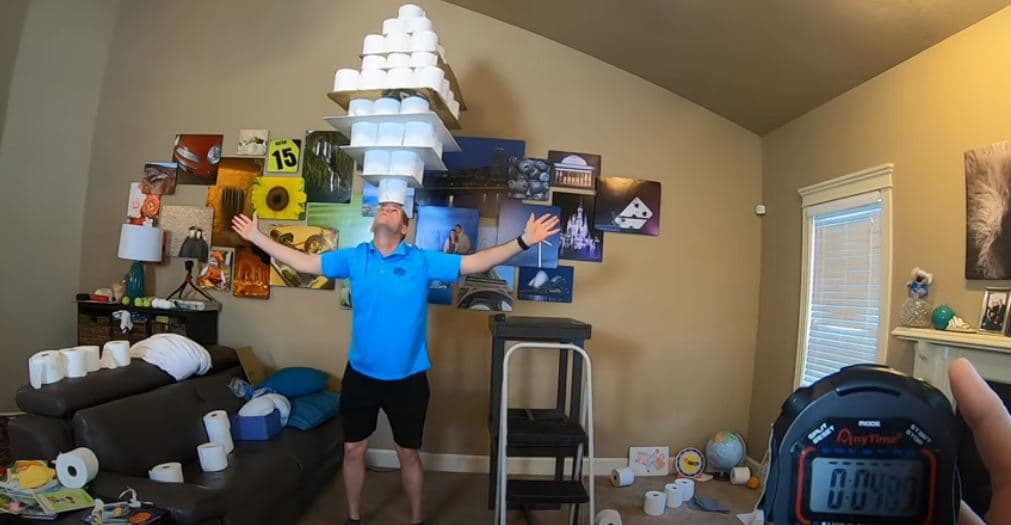 Balancon në kokë 101 letra higjienike për rekordin Guinness (VIDEO)
