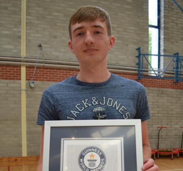 Goditi topat e basketbollit 729 herë për një minutë, hyn në librin e Guinness-it