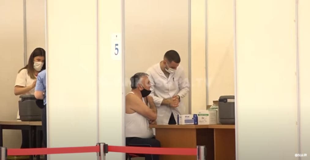 Frika dhe temperaturat e larta bënë që disa të sapovaksinuar të alivanosen (VIDEO)