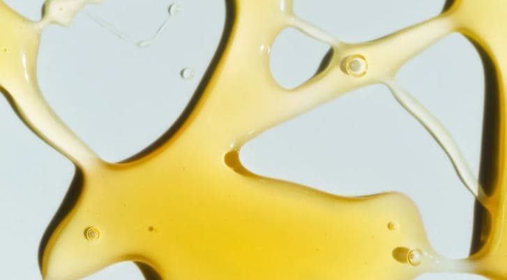 Trendi i ri i ngrënies së mjaltit të ngrirë, nutricionistët rekomandojnë të mos e provoni