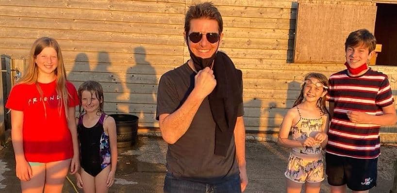 Tom Cruise aderon me helikopter në kopshtin e një familjeje në Britani